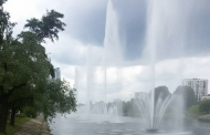 На Русановке запустили 30-метровые гейзерные фонтаны